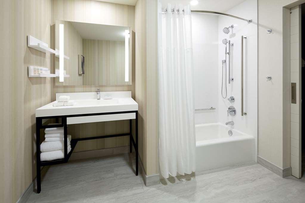 Hilton Garden Inn Montreal Midtown, Quebec, Canada エクステリア 写真