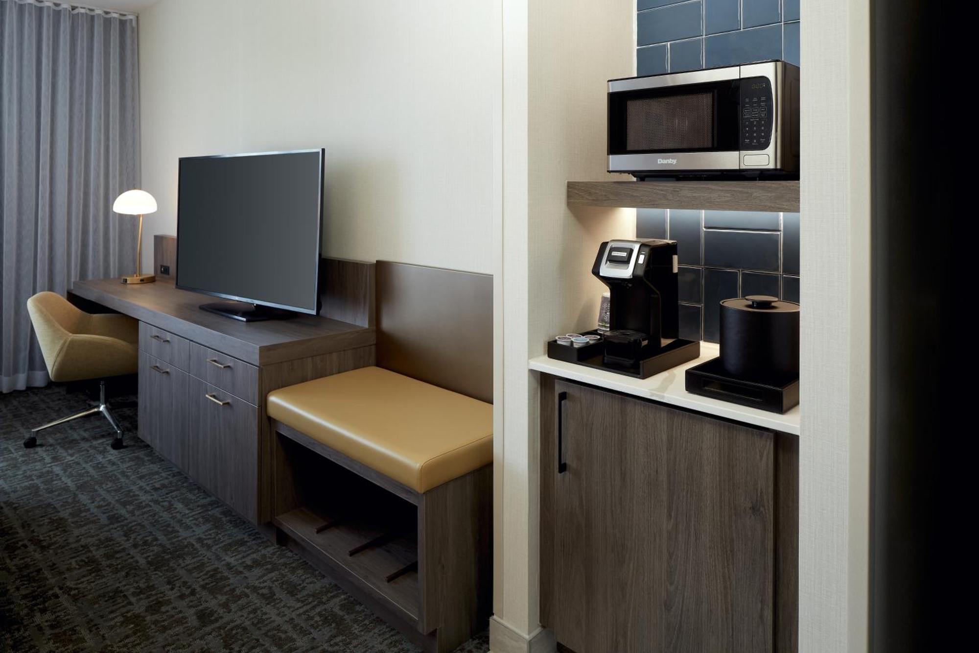 Hilton Garden Inn Montreal Midtown, Quebec, Canada エクステリア 写真
