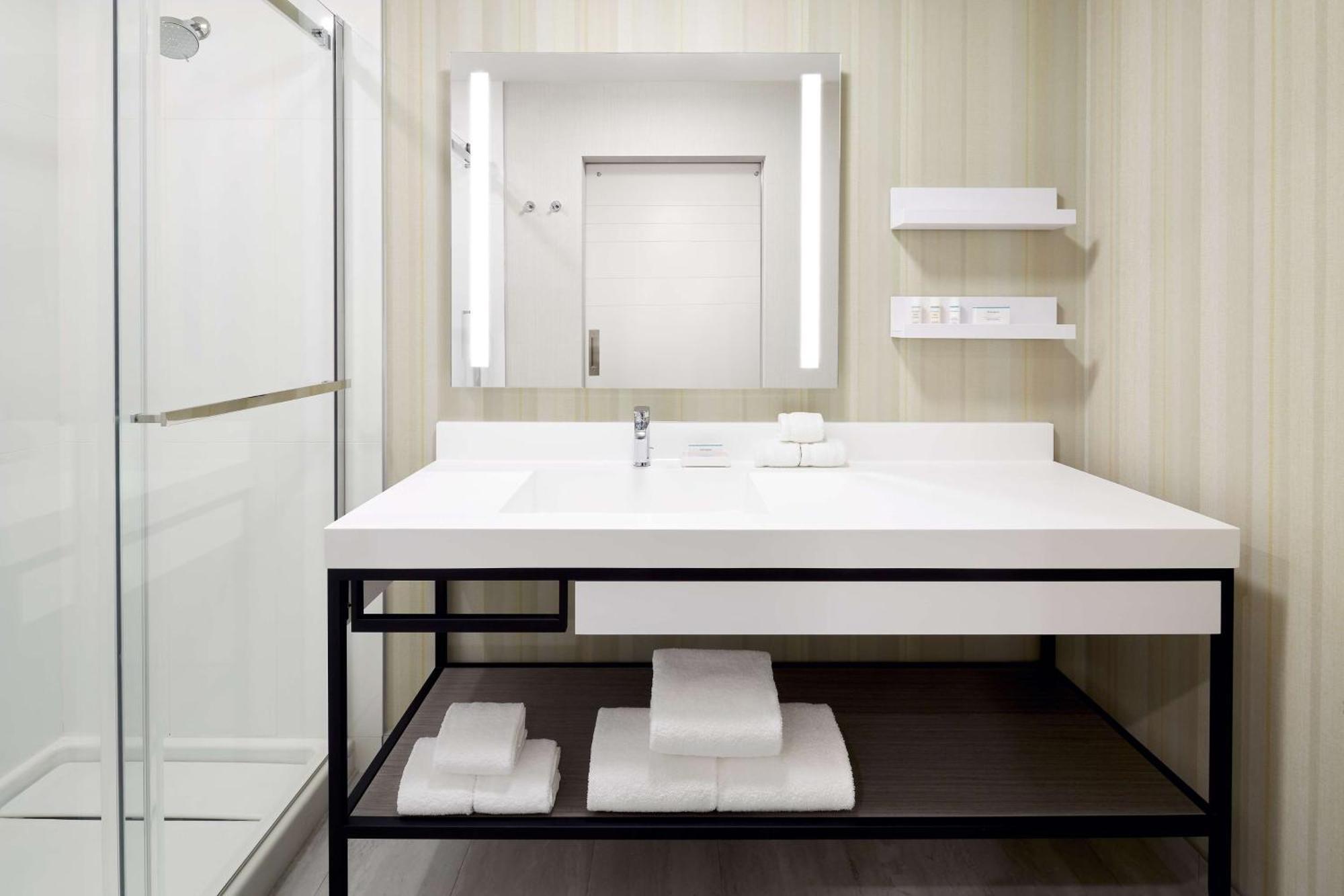 Hilton Garden Inn Montreal Midtown, Quebec, Canada エクステリア 写真