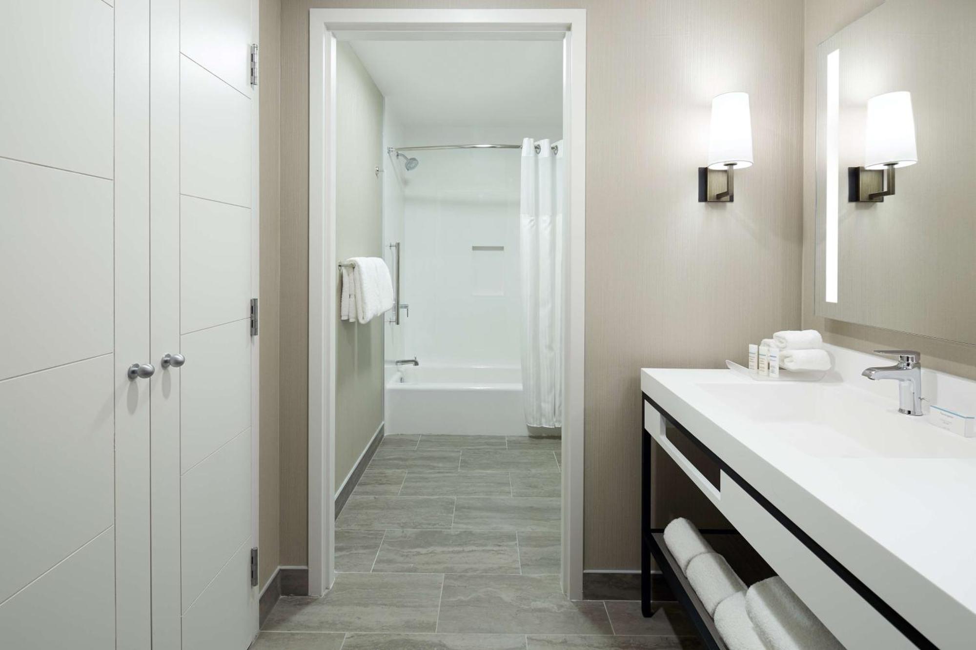 Hilton Garden Inn Montreal Midtown, Quebec, Canada エクステリア 写真