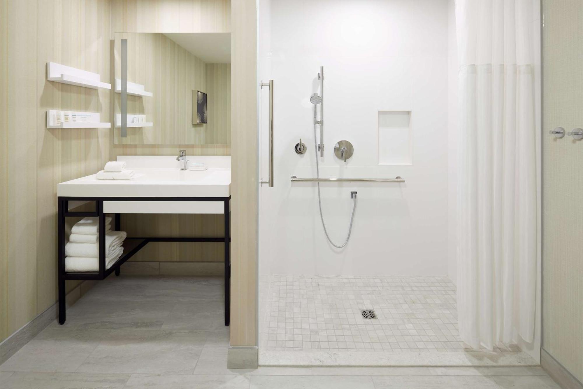 Hilton Garden Inn Montreal Midtown, Quebec, Canada エクステリア 写真