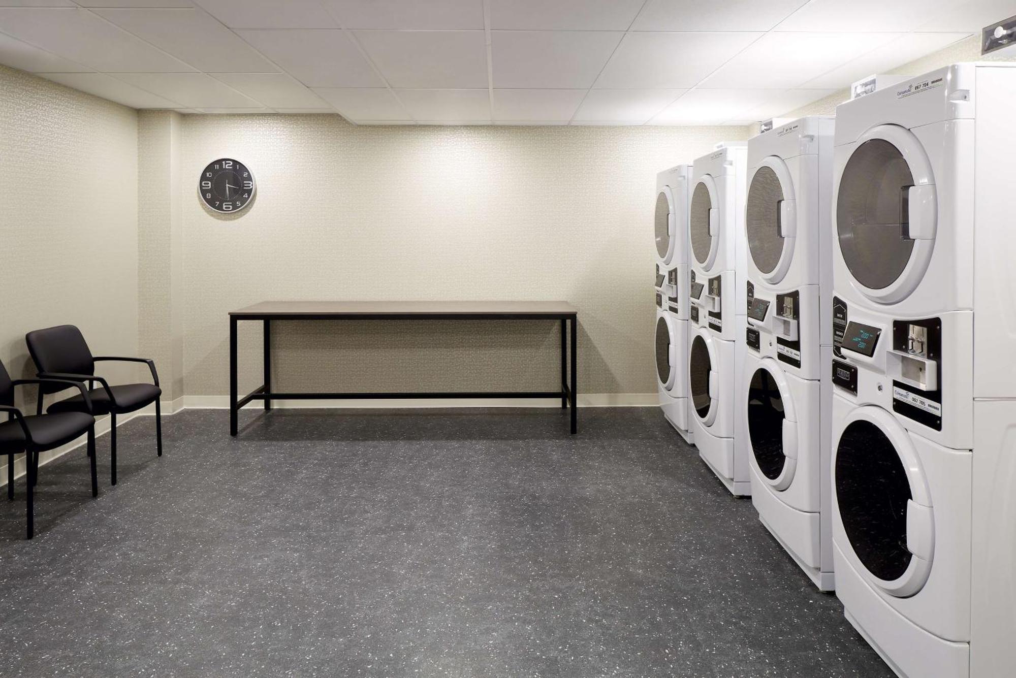 Hilton Garden Inn Montreal Midtown, Quebec, Canada エクステリア 写真