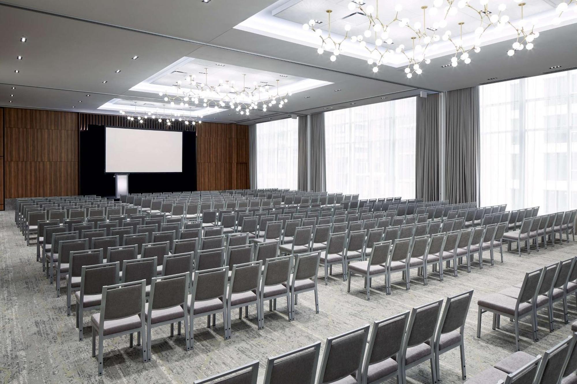 Hilton Garden Inn Montreal Midtown, Quebec, Canada エクステリア 写真