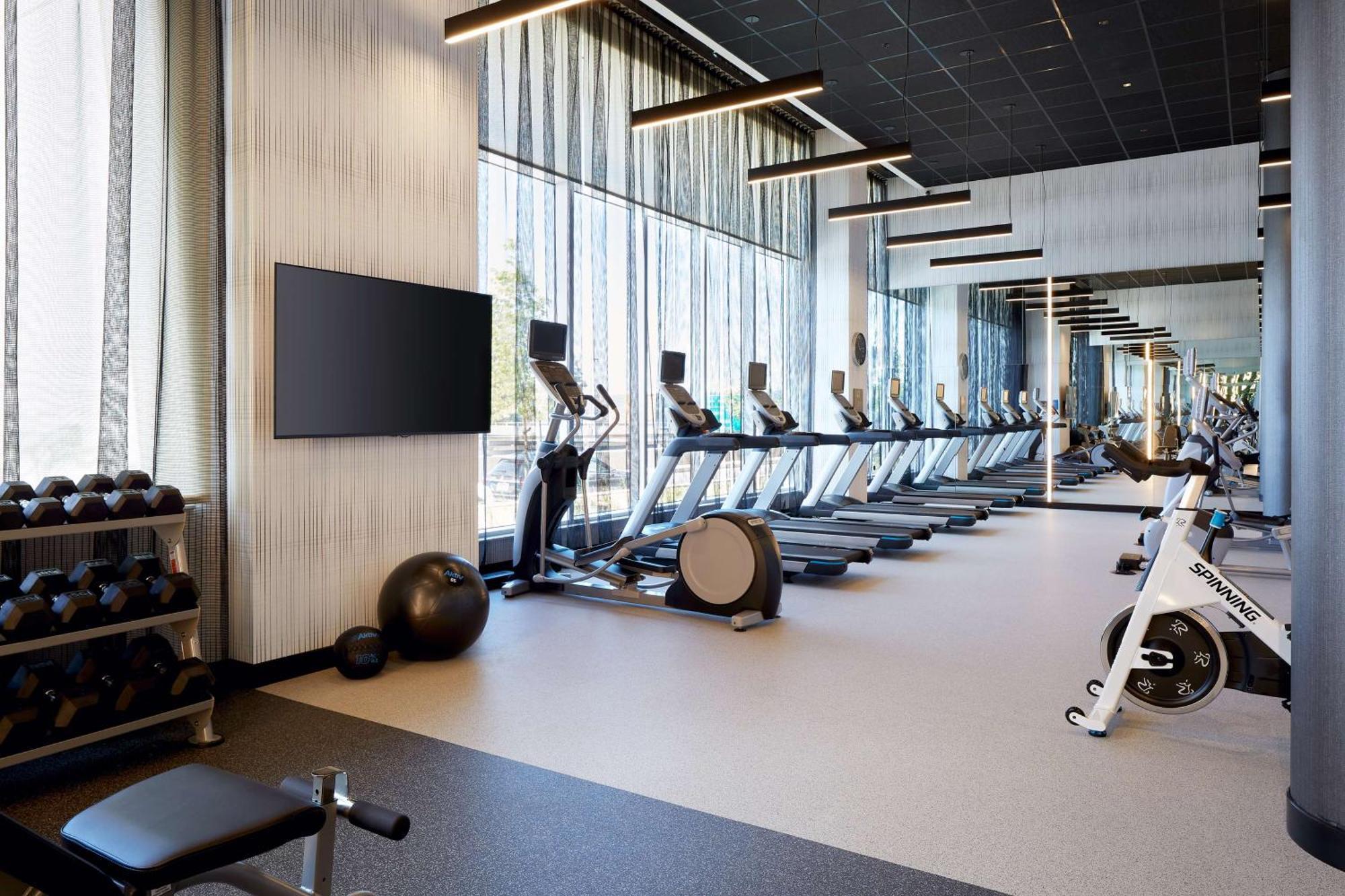 Hilton Garden Inn Montreal Midtown, Quebec, Canada エクステリア 写真