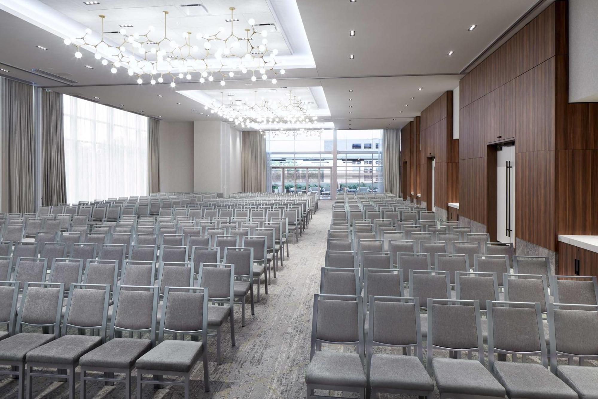 Hilton Garden Inn Montreal Midtown, Quebec, Canada エクステリア 写真